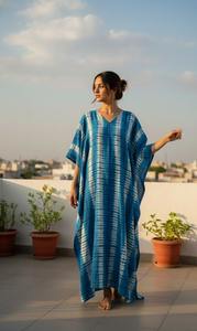 เสื้อคลุมยาวคอวีผ้าฝ้ายย้อมสีแบบไทไดสไตล์โบฮีเมียนสำหรับผู้หญิง ขายส่ง เป็นมิตรต่อสิ่งแวดล้อม และซักได้ - Product Image 5