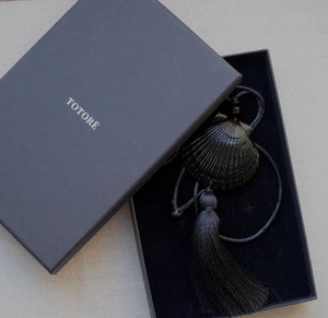Collier en macramé fait main avec pendentif coquillage noir et long pompon, bijoux bohèmes minimalistes - Product Image 5