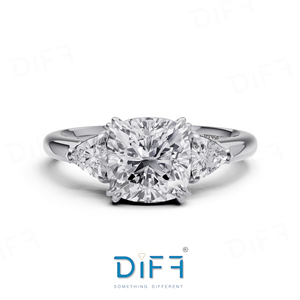 Bague de fiançailles classique pour femme avec diamant de laboratoire taille coussin, en platine PT950, saphir bleu central certifié IGI - Product Image 6