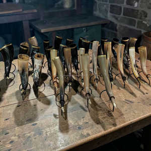 Auténtica taza de cuerno vikinga hecha a mano con soporte de hierro y diseño de punta de latón a precio económico. - Product Image 3