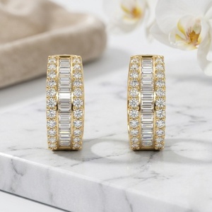 Pendientes de aro Huggie de triple fila con diamantes de corte baguette y redondos de 4.30 quilates de peso total. - Product Image 1