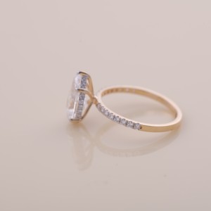 Anillo de Compromiso y Boda con Diamante Cultivado en Laboratorio en Forma de Pera, Certificado por IGI, con Halo Oculto y Banda Pavé en Plata de Ley 925 - Product Image 3