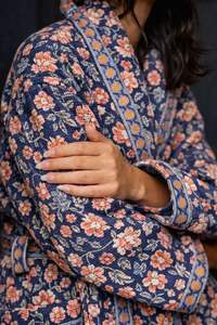 ชุดคลุมอาบน้ำผู้หญิงลายดอกไม้สีม่วง ผ้าวอฟเฟิล ซับน้ำเร็ว แห้งไว สำหรับผู้ใหญ่ พิมพ์ลายด้วยมือ หรูหรา เหมาะสำหรับชายหาด สปา และโรงแรม - Product Image 2