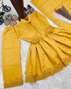 Costume Anarkali traditionnel en soie jaune pour filles avec dentelle pour mariage et occasions festives, provenant d'un fournisseur indien - Product Image 3