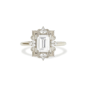 Anillo de Compromiso Art Deco con Diamante Cultivado en Laboratorio, Corte Esmeralda, Oro Amarillo - Product Image 5
