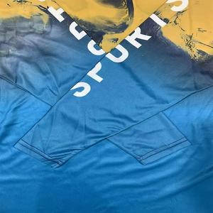 Chemise de protection solaire active à manches longues pour homme, imprimé géométrique à blocs de couleur, col rond, rash guard, 100% polyester numérique - Product Image 3