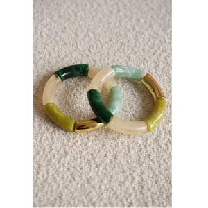 Bracelets vintage en résine avec accents de segments verts et crème, bijoux de mode pour femmes, provenance Inde, modèle APEX ALIGN AARB12, pour les fêtes - Product Image 1