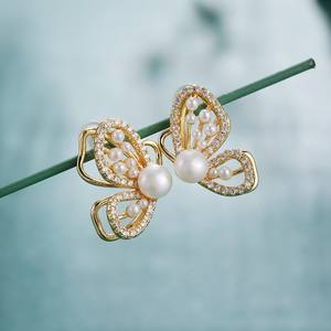 ต่างหูมุกน้ำจืดธรรมชาติรูปผีเสื้อ เงินแท้ S925 ประดับเพชรซิคอน ดีไซน์หรูหราทันสมัย - Product Image 5