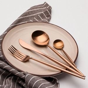 Ensemble de couverts en or rose, finition mate, design minimaliste, résistant à la rouille, couverts en métal pour les dîners de mariage - Product Image 1