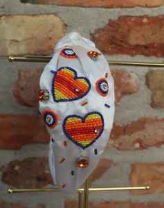 Serre-têtes modernes personnalisés faits main avec broderie de perles et motif cœur pour fêtes, cadeaux festifs, accessoires pour cheveux - Product Image 3