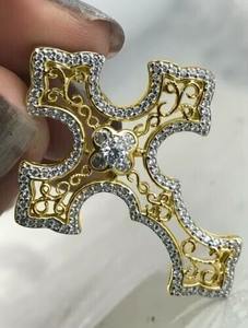 Colgante Clásico de Plata de Ley Bañada en Oro con Micro Cruz de Diamantes y Letra, con Dije de Diamantes para Fiestas - Product Image 4