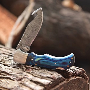 Couteau pliant à lame Guthook en damas fait main - manche en pakkawood bleu, étui en cuir, logo personnalisé OEM/ODM - Product Image 3