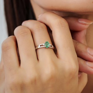 Bague fine en argent sterling 925, sertie d'une émeraude ovale naturelle et de diamants ronds, best-seller, prix de gros pour femmes. - Product Image 2