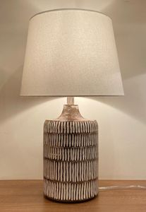 Lámpara de mesa moderna con diseño personalizado y fuente de luz LED de pantalla de madera de color para decoración del hogar fabricada en la India - Product Image 2