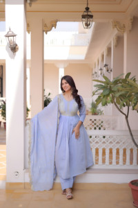 Vestido Mul Chanderi con bordado de cuentas de diseñador y parte inferior cosida en seda romana, y conjunto de dupatta Mul Chanderi. - Product Image 6