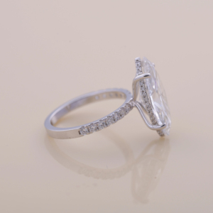 Anillo de Compromiso con Diamante Cultivado en Laboratorio de Corte Marquesa de 5.01 Ct en Oro Blanco, Rosa y Amarillo de 14K |   Anillo de Novia con Halo Oculto y Banda Pavé - Product Image 6