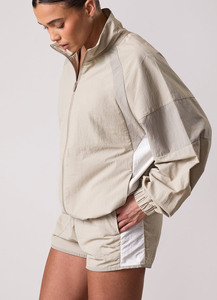 Conjunto de Verano para Mujer en Color Marrón Vainilla, Chaqueta Tejida y Pantalones Cortos, Conjunto de 2 Piezas con Cierre Completo y Costuras Reforzadas - Product Image 5