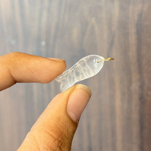 Pendentif poisson en quartz transparent sculpté à la main, breloque animale en cristal naturel avec passant doré pour la fabrication de bijoux et colliers - Product Image 6