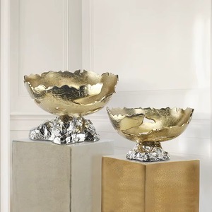 Tazones Metálicos Hechos a Mano de Diseño Único y Tendencia Industrial, Acabado Dorado, Base Plateada, Vajilla Decorativa Glamorosa para Decoración de Fiestas en el Hogar - Product Image 3