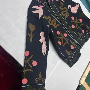 Chaqueta Bordada Negra Vintage Hecha a Mano para Mujer, Diseño Floral y de Aves Artesanal Tradicional Único, Estilo Boho con Frente Abierto - Product Image 2