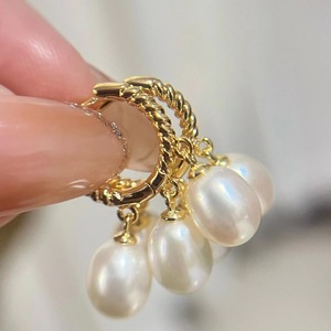 ต่างหูมุกน้ำจืดทรงวีสุดหรู ดีไซน์เรียบง่าย ระดับไฮเอนด์ เครื่องประดับเงินแท้ S925 - Product Image 1