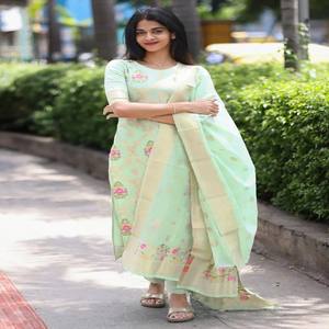 Conjunto de Kurta, Pantalón y Dupatta de Seda para Mujer VASTRA COTTAGE con Elegante Trabajo de Tejido y Borde de Encaje, Ideal para Fiestas - Product Image 1