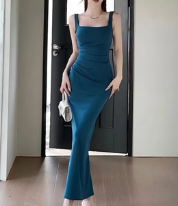 ชุดเดรสทรงตรงสีดำล้วนแบบเรียบหรูสำหรับผู้หญิง คุณภาพสูง สายเดี่ยว ความยาวระดับชา ดีไซน์เปิดหลังติดกระดุม ระบายอากาศได้ดี เป็นมิตรต่อสิ่งแวดล้อม - Product Image 4