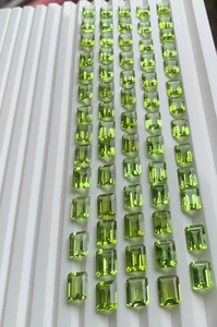 Anillo de Compromiso para Hombre Estilo Vintage Dorado con Granate de Corte Ovalado y Halo de Diamantes - Product Image 6