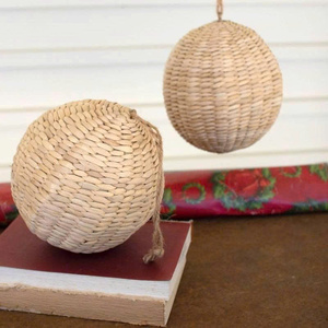 Boule de décoration de Noël en jonc de mer écologique vietnamien, design naturel et durable pour les célébrations de fin d'année - Product Image 1