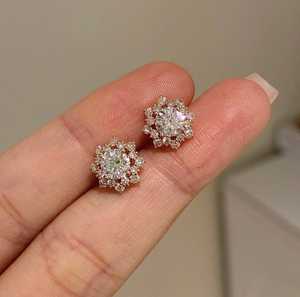 Pendientes florales con circonitas redondas brillantes para mujer, joyería de plata 925, diseño floral clásico, regalo para pareja - Product Image 2