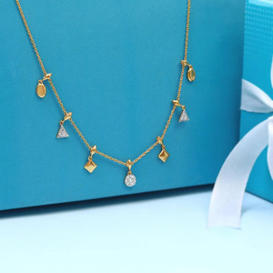 Collier à breloques géométriques avec pendentif en diamant, formes dorées variées et élégant design de chaîne multi-pendentifs - Product Image 4