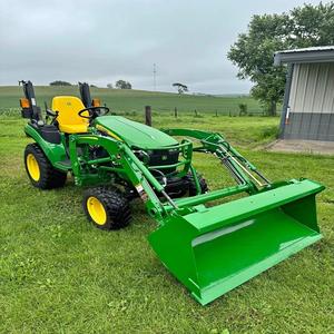 Tractor utilitario compacto John Deere 2025R asequible con alta productividad y gran rendimiento - Product Image 5