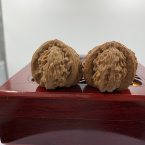 Lampe à sel en noyer Wenwan triangulaire, rare, avec trois têtes de <span class=keywords><strong>lion</strong></span> blancs nobles |   Objets d'art en bois Feng Shui polis à la main - Product Image 4