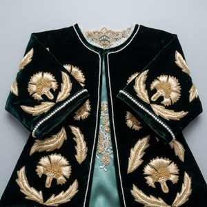 Kaftan ottoman traditionnel en velours, brodé à la main avec des motifs de carnations en fils d'or, mini-caftan turc décoratif - Product Image 4