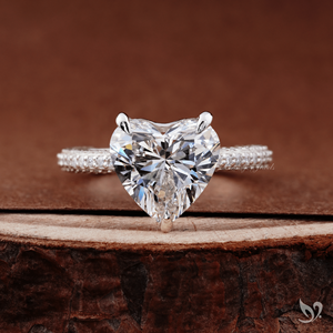 Anillo de Compromiso y Boda con Diamante Cultivado en Laboratorio de Corte Corazón de 3CT, Banda Pavé de Tres Filas, Diseño Audaz y Romántico, Oro de 10K - Product Image 1