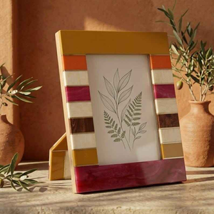 Cadre en résine incrusté fait main, porte-photo artistique avec motif contemporain pour une maison élégante - Product Image 3