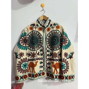 Chaqueta de Terciopelo con Cuello Alto y Bordado Floral, Hecha a Mano, Premium, para Mujer, Manga Larga, Largo Regular, Tejido, Estilo Invernal - Product Image 3