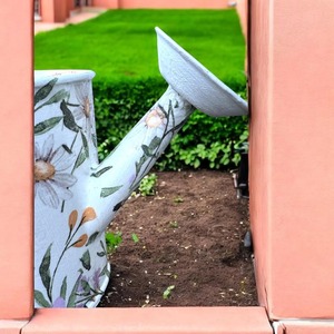 Arrosoir blanc avec motif floral rose en métal, idéal pour la décoration de jardin, de maison, de table, de comptoir, pour une utilisation intérieure et extérieure, et idée cadeau. - Product Image 4