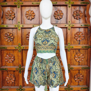 ชุดเซ็ตผ้าซาตินพิมพ์ลายเพสลีย์สไตล์โบฮีเมียนสำหรับผู้หญิง เสื้อครอปคอ halter และกางเกงขาสั้นเอวยางยืด เหมาะสำหรับใส่เที่ยวทะเลในช่วงฤดูร้อน - Product Image 1