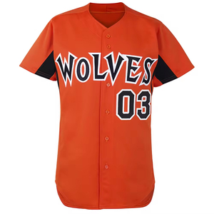 Esta camiseta presenta un diseño de "cierre frontal completo con botones" y un cuello en V, que son conceptos técnicos importantes para compradores profesionales. - Product Image 5