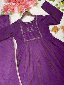 El mejor conjunto de vestido y dupatta de seda Vichitra con bordados a mano para festivales, proveedor de moda femenina de Surat a precio mayorista. - Product Image 5