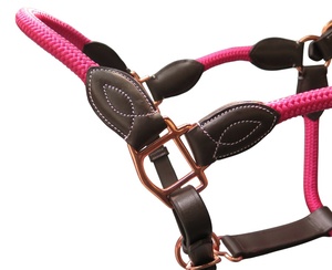 Cabestro de cuero y cuerda para caballo con corona ergonómica y herrajes en oro rosa - Product Image 4