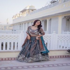 Ensemble Lehenga Choli en Soie VASTRA COTTAGE avec Broderie de Paillettes et Fil, Jupe Ample, Blouse Non Cousue, Tenue de Mariage et de Fête de Créateur - Product Image 3
