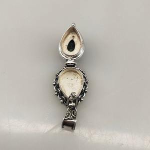 จี้เพชรพลอยธรรมชาติรูปทรงลูกแพร์ ยี่ห้อ NIKHIL GEMS พร้อมช่องเก็บของแบบซ่อน ดีไซน์วินเทจ สำหรับงานหมั้น ทำด้วยมือจากเงินแท้ 925 ชุบทอง/เงิน - Product Image 3