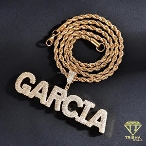Collier pendentif personnalisé en moissanite de luxe avec lettres cursive scintillantes et chaîne torsadée, pendentif entièrement serti de pierres. - Product Image 4