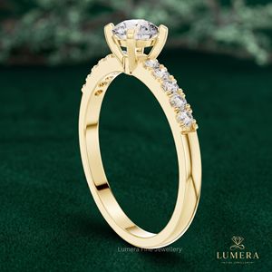 Anillo de Compromiso Clásico para Mujer con Diamante Cultivado en Laboratorio, Corte Brillante Redondo, Banda Pavé de 11 Lados, Elegante y Atemporal - Product Image 5