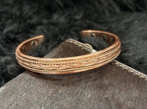 Bracelet en cuivre de style traditionnel, bijoux artisanaux en cuivre unisexe, bracelet en cuivre durable avec motif en corde gravé - Product Image 5