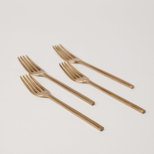 Ensemble de quatre fourchettes en métal finition mate minimaliste, couleur or - Product Image 1