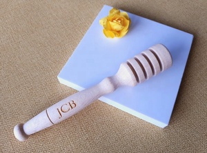Cuchara de miel de madera personalizada de 13 cm de largo, regalo grabado, madera de haya FSC, regalo para amantes del miel - Product Image 2