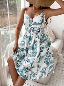 Vestido midi con estampado tropical, tirantes finos, corte en A, holgado, informal, de verano, tejido, con botones al frente, diseño de hojas blancas y azules. - Product Image 3
